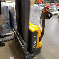 Walkie forklifts, Electric Straddle   Stackers