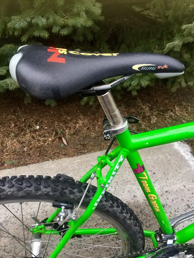 Beau Vélo de montagne Kawasaki, presque neuf avec accessoires in Mountain in City of Montréal - Image 7