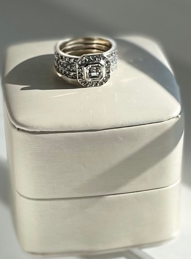 18k white gold wedding ring set  in Jewellery & Watches in Regina