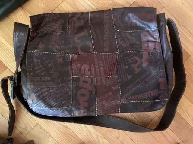 Messenger/Laptop bag $10 in Women's - Bags & Wallets in London - Image 2