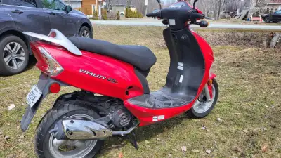 Scooter Kymco Vitality 4T-2013 50cc Excellent état Km: 6090 Raison de la vente: obtention du permis...