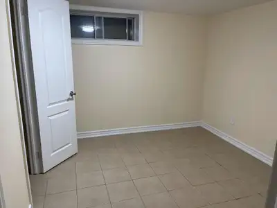 A private Ensuite bedroom with private bathroom for rent. A few minutes walk to Humber College (Lake...