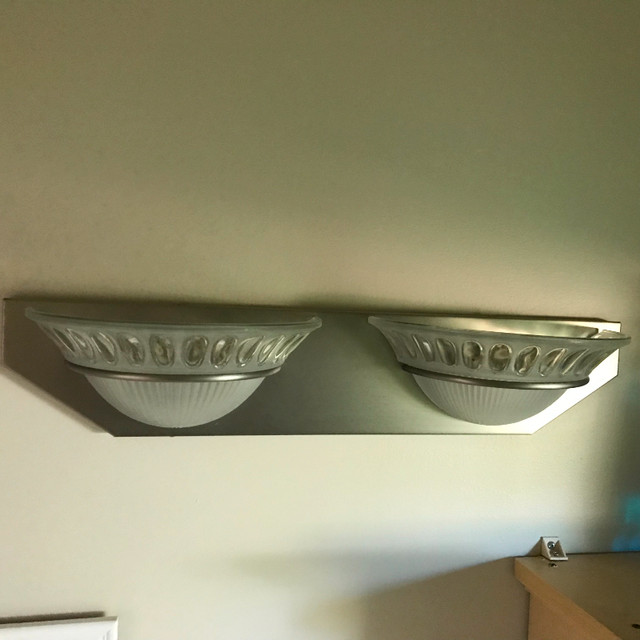 Wall light fixture in Indoor Lighting & Fans in Swift Current - Image 4