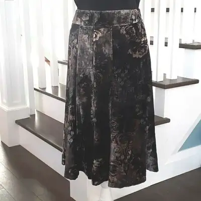 Tristan black velvet skirt with floral pattern Size 8, View more