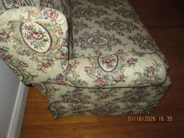 Vintage Sofa in Couches & Futons in Kingston - Image 9