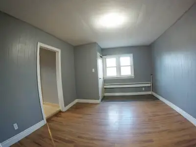 1 Bedroom Apartment/Cozy/Bright/Quiet Street/Heat included