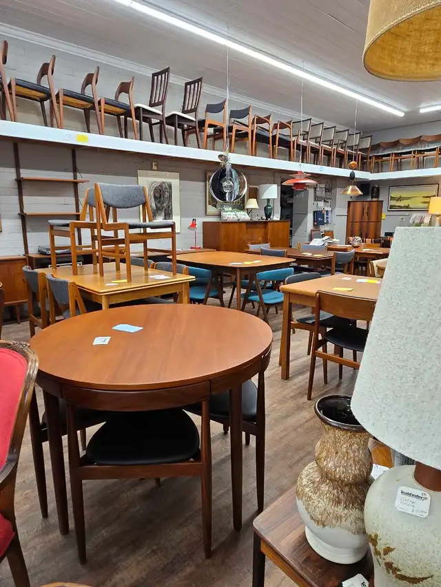 Mid century modern furniture  in Dining Tables & Sets in Stratford - Image 5