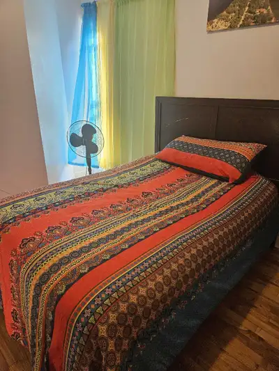 Cette chambre à louer est une offre exceptionnelle! La chambre est prête à être emménagée, avec un l...