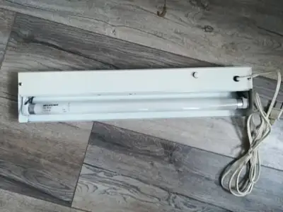 Boîtier avec tube fluorescent pour cuisine ou salle de bain, View more