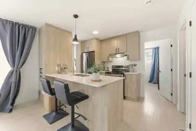 Magnifique appartement 3 1/2 situé dans le secteur recherché du Quartier Vert Urbain à Longueuil. Of...