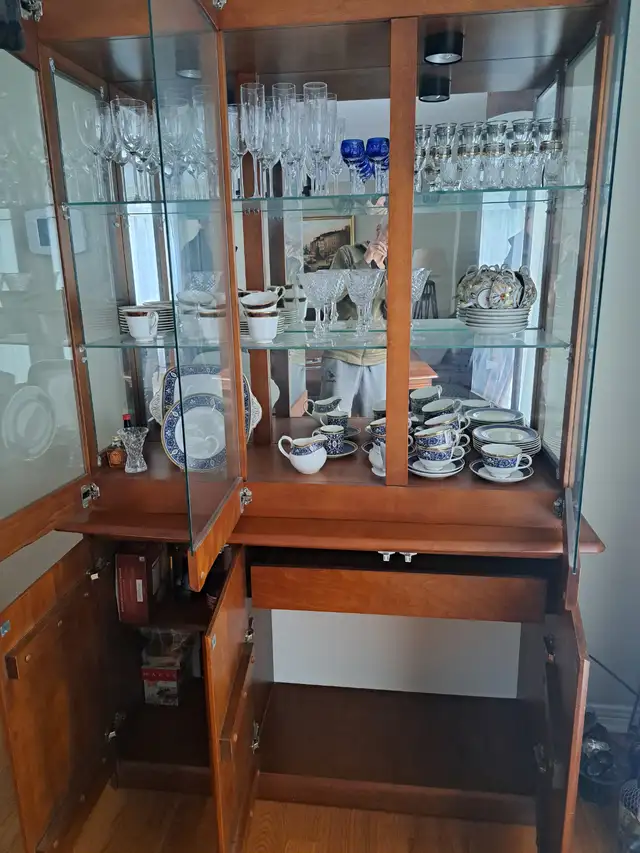 Solid wood cabinet with build in light in Hutches & Display Cabinets in Mississauga / Peel Region - Image 3