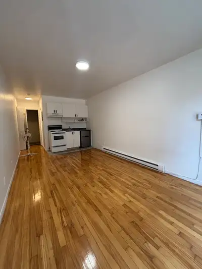 Studio Apartment for Rent $1,075/month (1 MONTH FREE) – Hot Water Included 2155 Avenue Prud’homme, M...