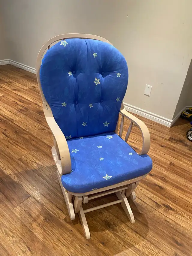 Rocking Chair in Chairs & Recliners in Markham / York Region - Image 4