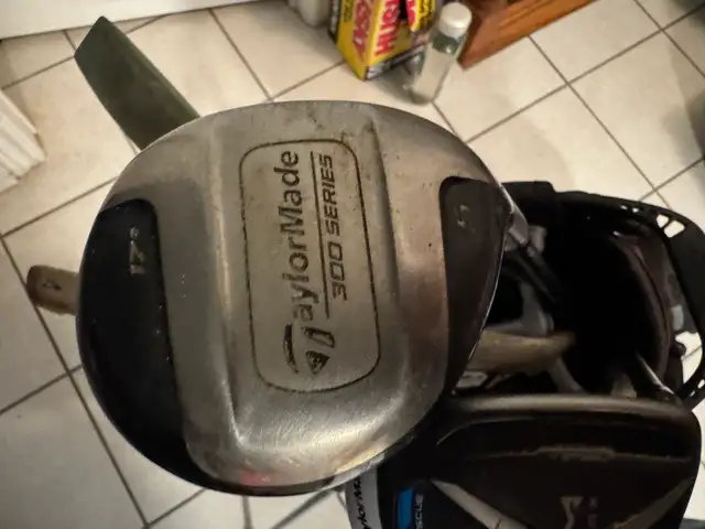 Taylor made golf club set with bag (right handed) in Golf in Markham / York Region - Image 11