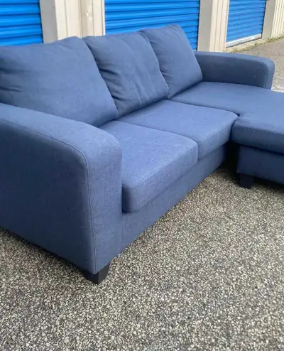 Blue Couch with Chaise Lounge, Voir plus