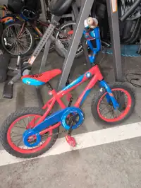 Kids bike w training wheels
