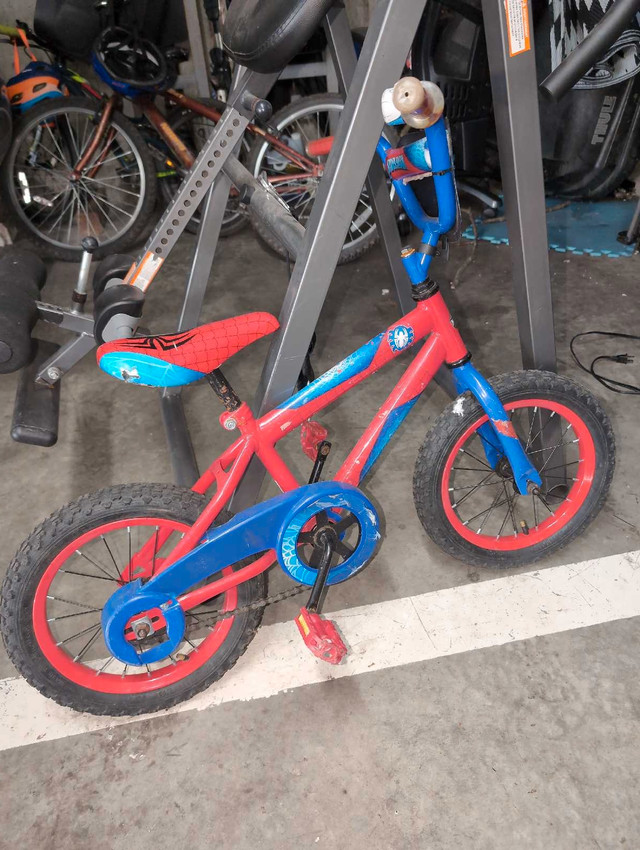 Kids bike w training wheels in Kids in Vancouver