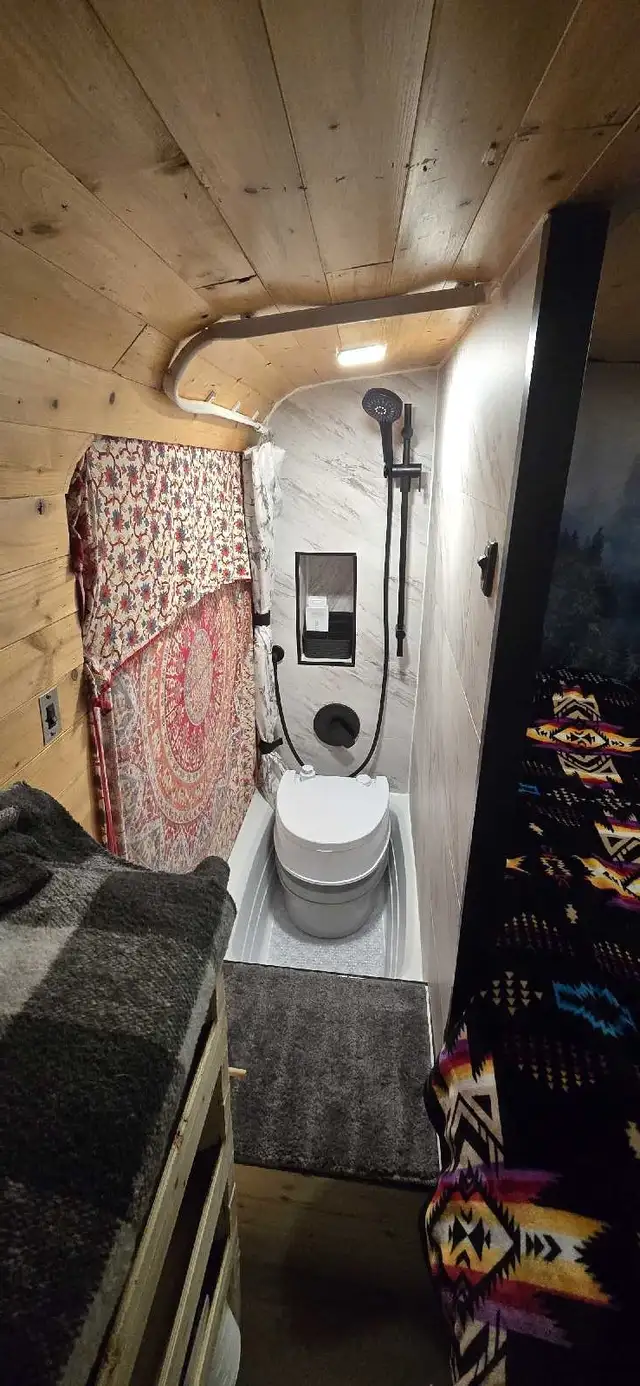 skoolie vr vanlife in RVs & Motorhomes in Longueuil / South Shore - Image 9