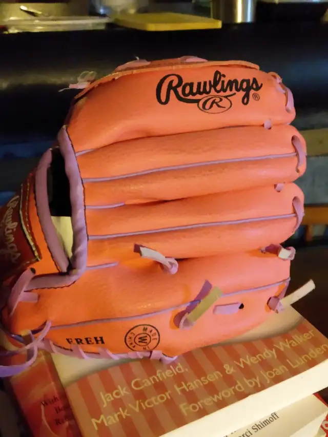 Girls pink baseball glove, Rawlings  in Baseball & Softball in City of Toronto - Image 2