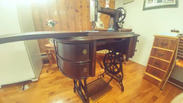 Machine a coudre antique in Other in Drummondville - Image 5