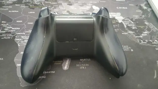 Xbox One S Controller (broken on the side but functionab in XBOX One in West Island - Image 6