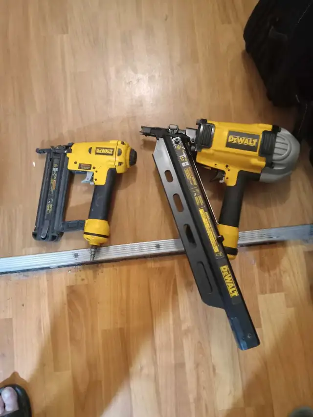coffre dewalt avec plusieurs outils in Power Tools in Laval / North Shore - Image 4
