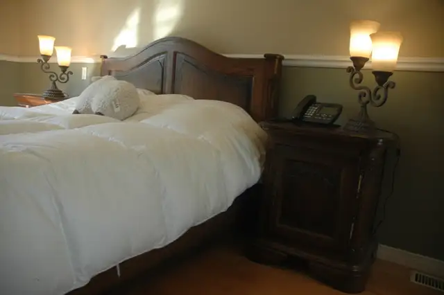 Mobilier chambre à coucher style Antique Provençal 100% Frêne in Other in Drummondville - Image 4