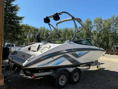 115 hours, wake board with ballast tanks, twin water jet engine with 360 hp. Includes table for rear...