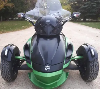 2013 Can Am Spyder RSS, 998 cc, 5 speed semi auto trans, cruise, power steering, traction control, s...