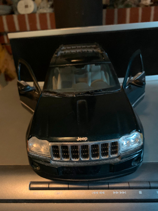 Maisto 1:18 2005 Grand Cherokee Model Metal Car in Arts & Collectibles in Saint John - Image 2
