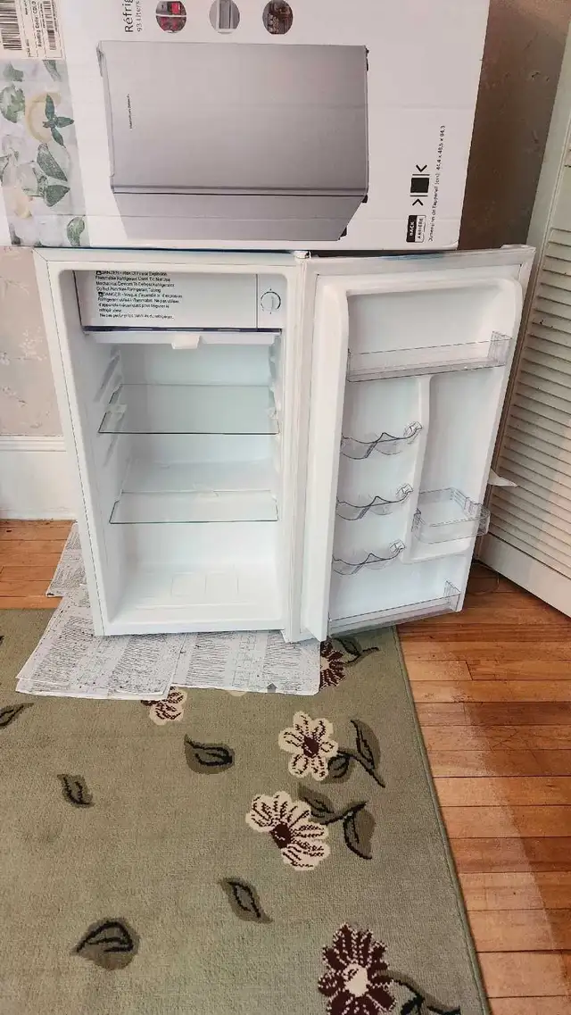 refridgerator  in Refrigerators in City of Halifax - Image 3