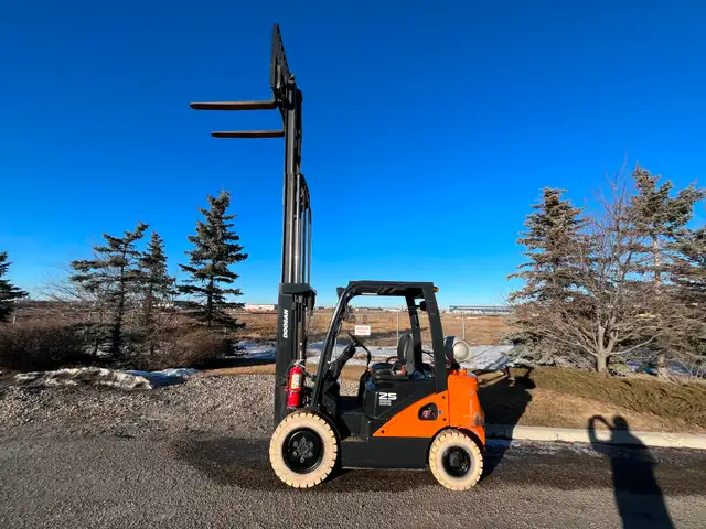 * LOW HOUR * Used Doosan G25 2020 Indoor Outdoor 5000lb Forklift in Other in Saskatoon - Image 3