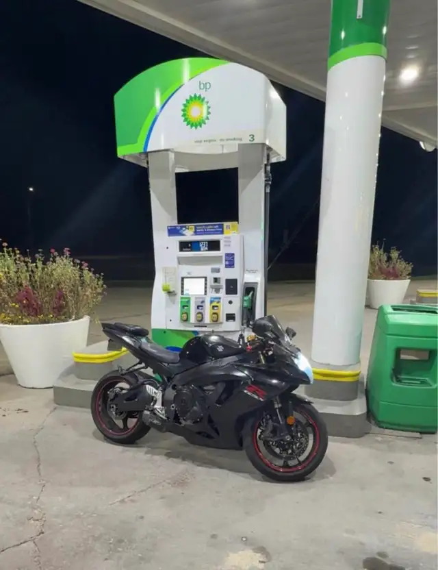 2007 Suzuki GSXR 600 in Sport Bikes in Muskoka - Image 2