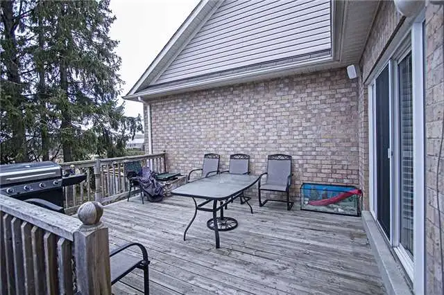 A cozy room for rent is available on the second floor, Oshawa N in Room Rentals & Roommates in Oshawa / Durham Region - Image 7