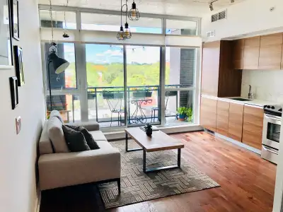 1 BEDROOM + 1 PARKING + 2 X LOCKER Welcome to 1190 Dundas Street East in The Carlaw where in the sam...