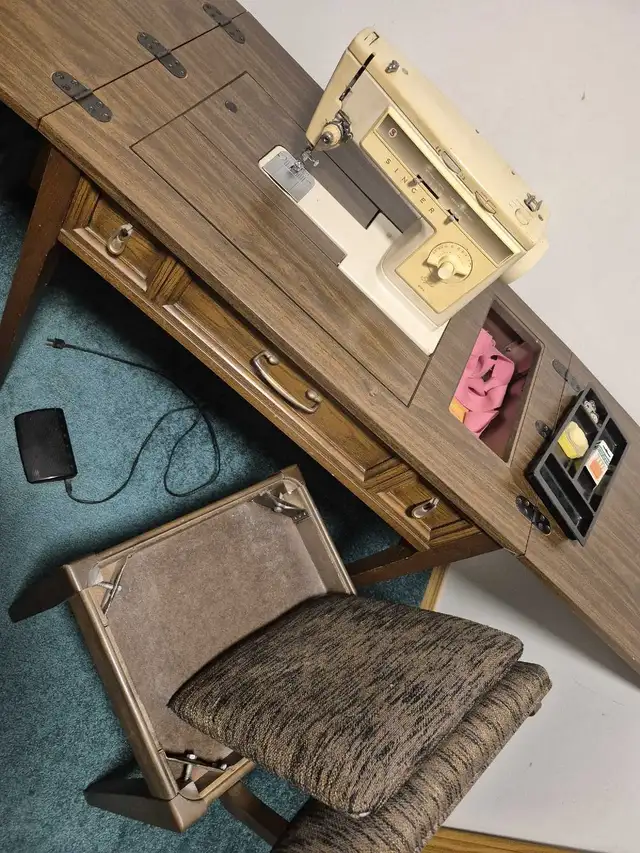 Singer Sewing Machine, Cabinet/Desk and Chair in Hobbies & Crafts in Edmonton - Image 5