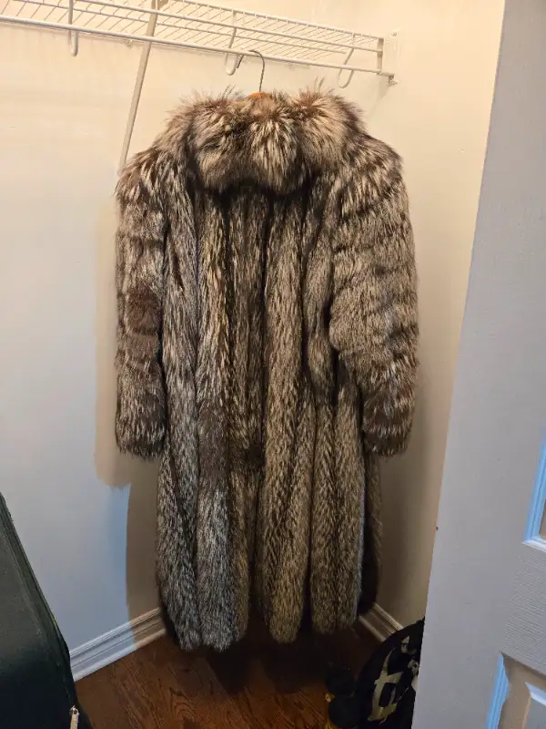 manteau de fourrure vrai renard argente in Women's - Tops & Outerwear in City of Montréal - Image 3