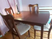 salle a manger table en bois avec 4 chaises