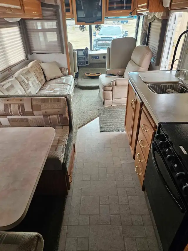 2003 Fleetwood Bounder 35R in Other in Strathcona County - Image 5