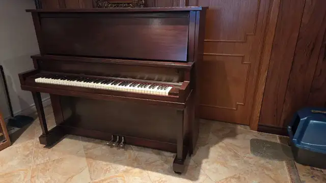 Leach Piano from 1919 in Pianos & Keyboards in Laval / North Shore - Image 3
