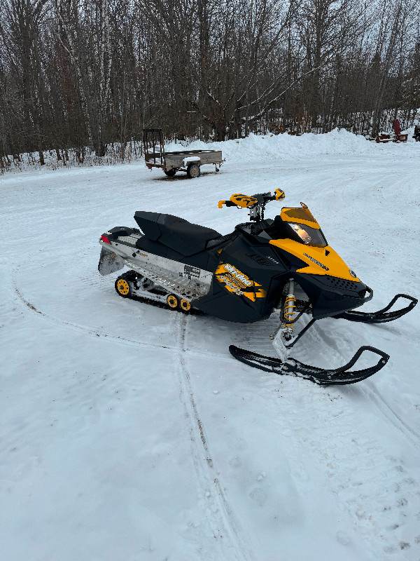 2009 MXZ Renegade 800 LOW KMS in Snowmobiles in Pembroke - Image 3