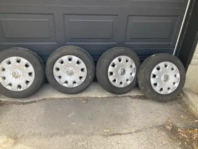 Pneus d’été sur jantes et cap de roues en très bonne état. Grandeur 195/65/r15 195$