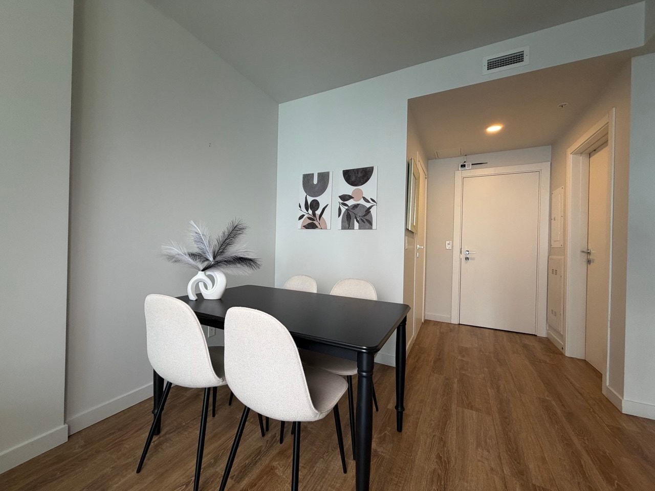 Modern 1-bedroom apartment for lease transfer — photo 2