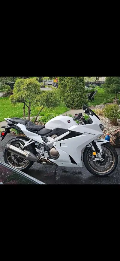 Selling my Honda VFR 2015 Deluxe, a fantastic sport touring motorcycle that offers a blend of perfor...