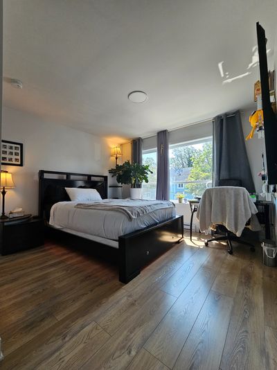 À la recherche d'un.e 3e colocataire (queer friendly) qui occupera une chambre MEUBLÉE dans un condo...