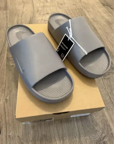 Nike Calm men’s slides size 9, View more