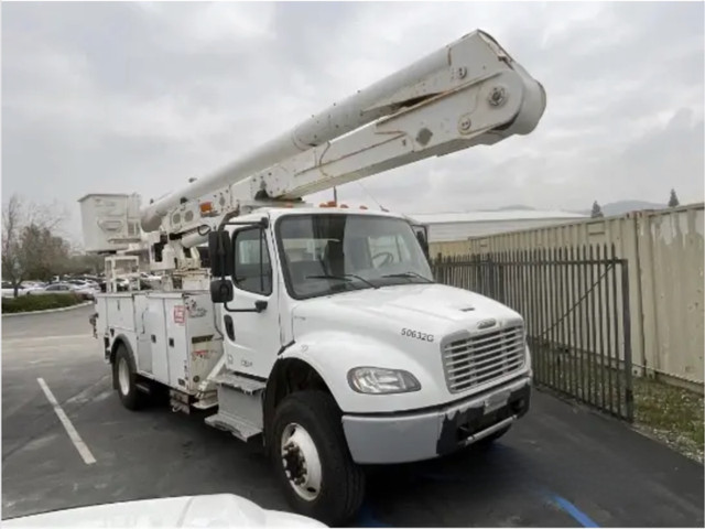 2016 bucket truck -  Freightliner Altec AM55E in Other in City of Halifax - Image 3