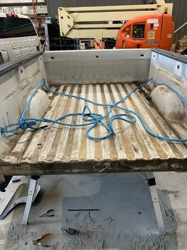 truck box  in Auto Body Parts in Bedford - Image 5