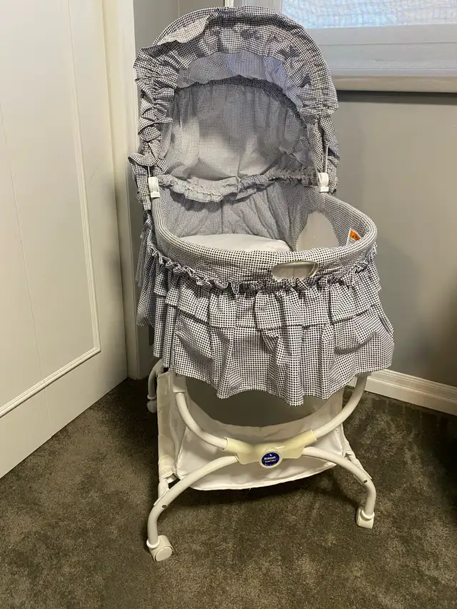 Baby bassinet in Cribs in Mississauga / Peel Region - Image 4