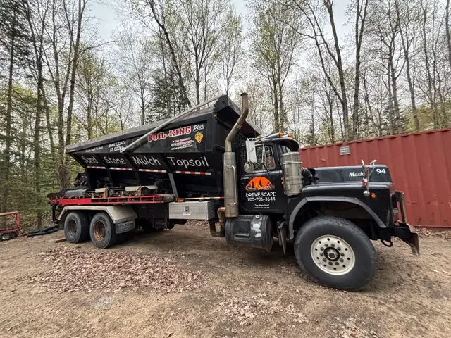 1994 Mack RB688s Stone Slinger in Heavy Trucks in Muskoka - Image 3